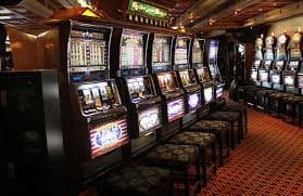 Studio Mega Moolah live-dealer dengan pencahayaan sinematik Studio Mega Moolah live-dealer dengan pencahayaan sinematik